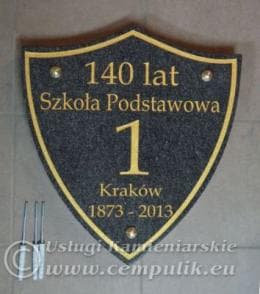 Tablica pamiątkowa w kształcie orderu w szkole podstawowej w Krakowie