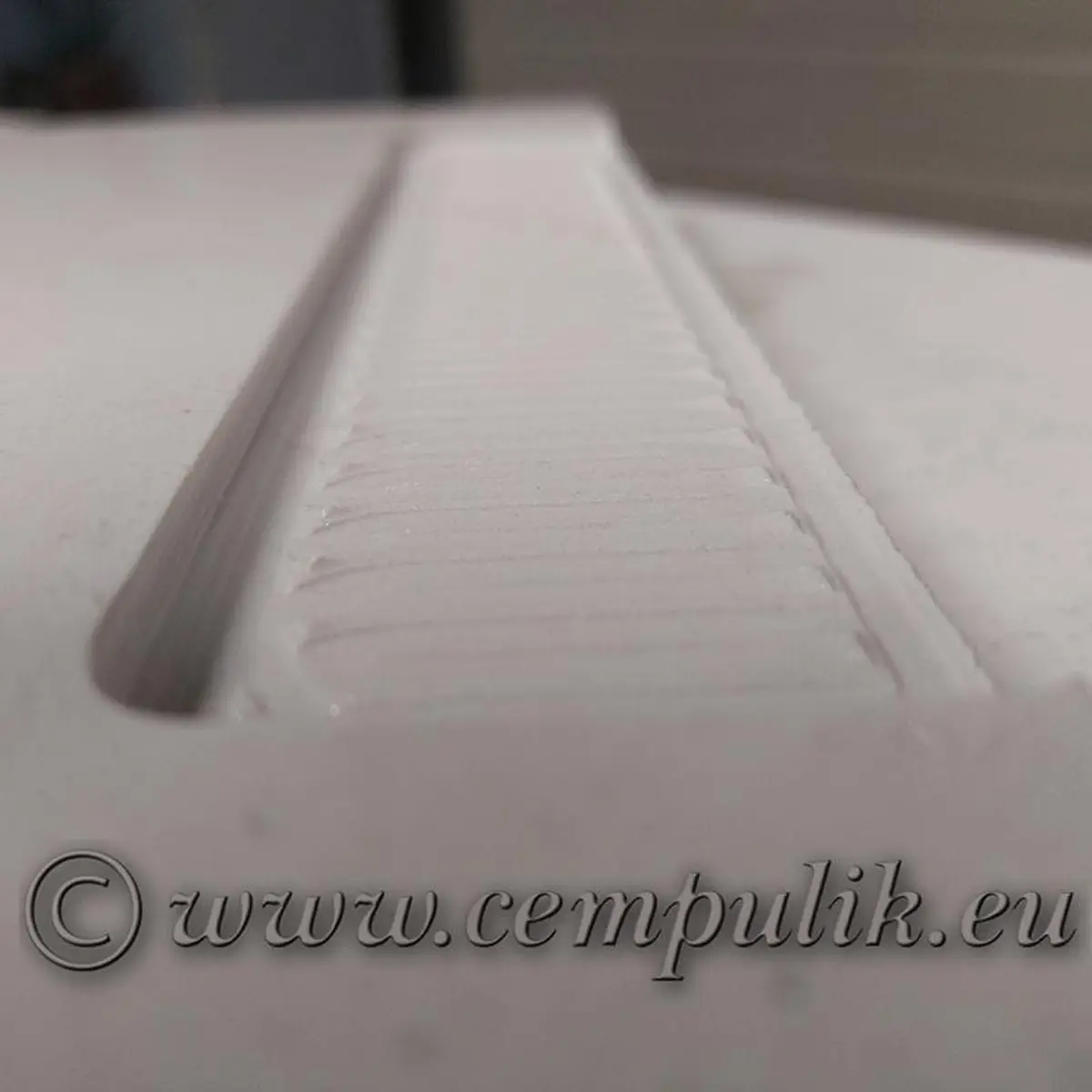 Profesjonalne wycięcie otworu pod płytę indukcyjną w granitowym blacie kuchennym