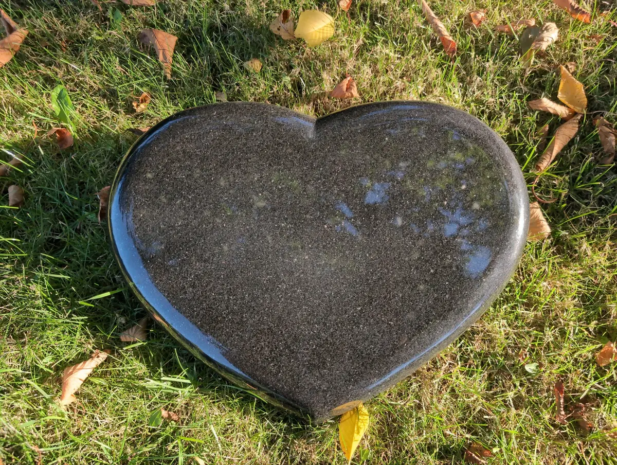 Duże granitowe serce nagrobne – Trwałe upamiętnienie bliskich