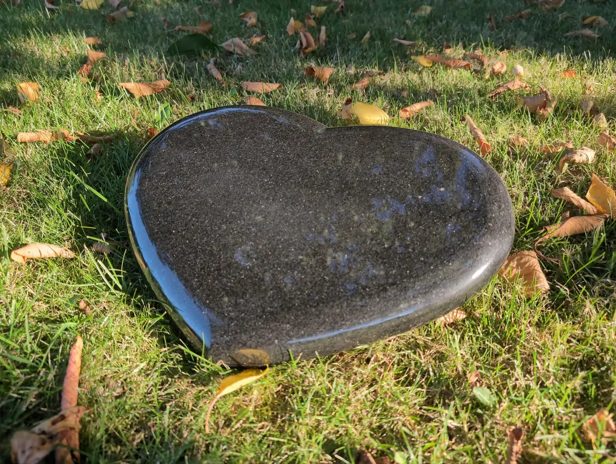 Duże granitowe serce nagrobne – Trwałe upamiętnienie bliskich