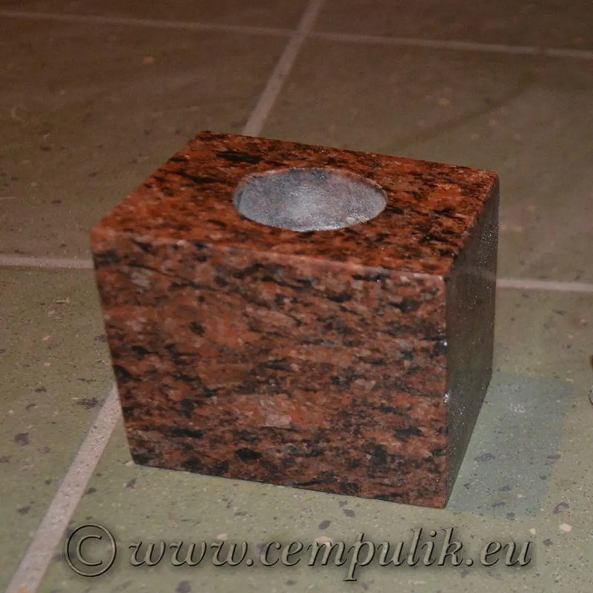 Frezowanie otworów w granitowym blacie kuchennym: bateria zlewozmywakowa, rura kanalizacyjna, dystrybutor płynu do mycia