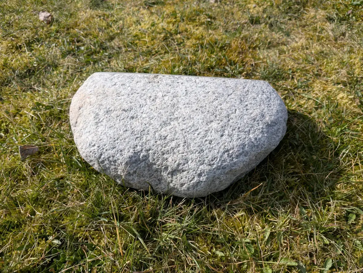Naturalny Głaz Nagrobny #23 – Wyjątkowe Upamiętnienie - zdjęcie 3