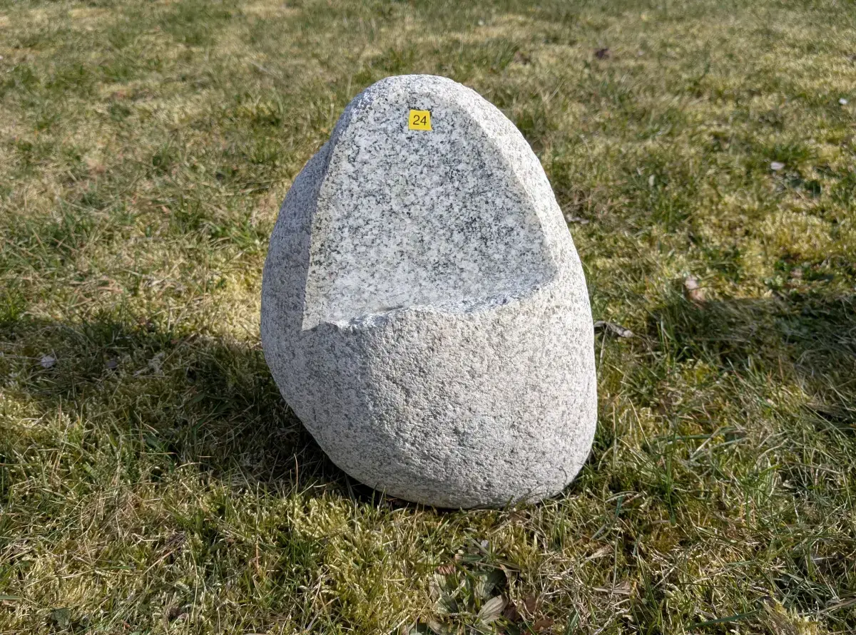 Naturalny Głaz Nagrobny #24 – Symbol Pamięci i Natury