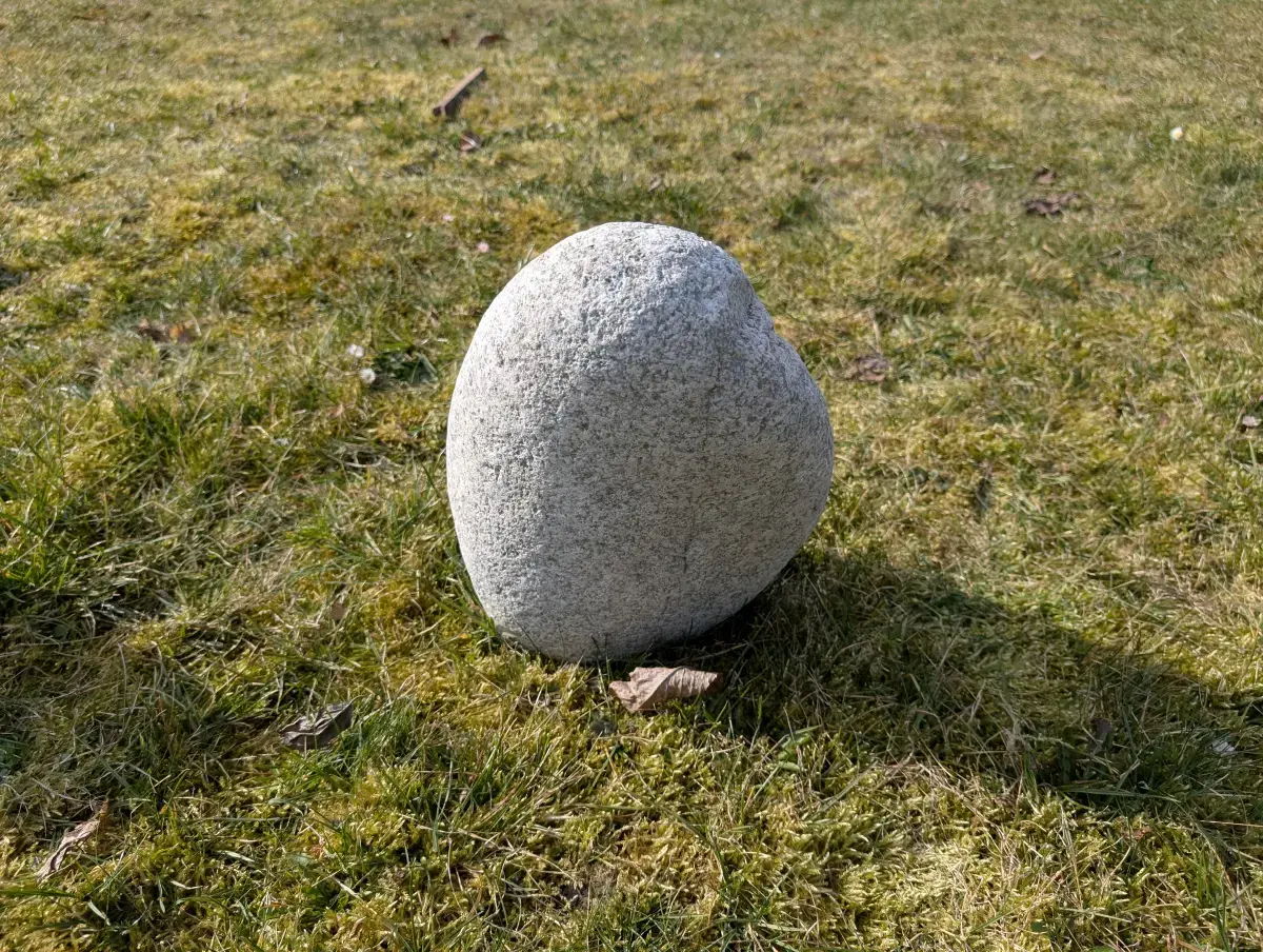 Naturalny Głaz Nagrobny #24 – Symbol Pamięci i Natury - zdjęcie 2