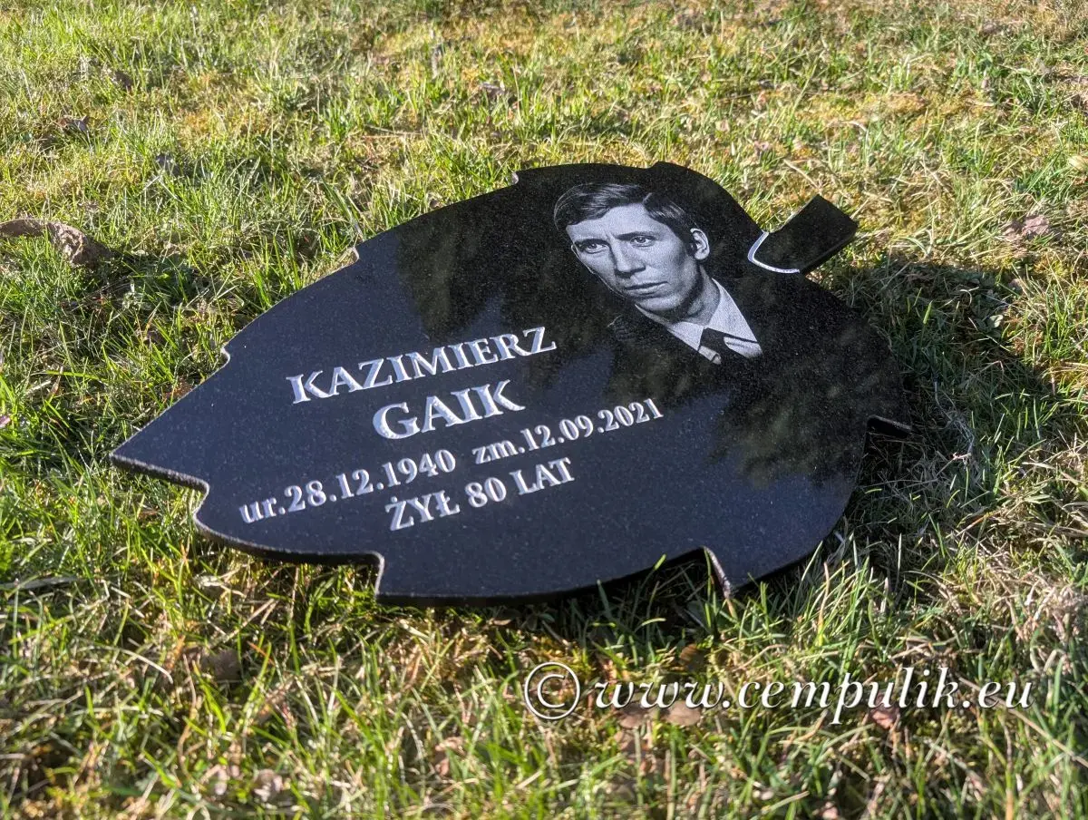 Duża płyta nagrobna w kształcie liścia.