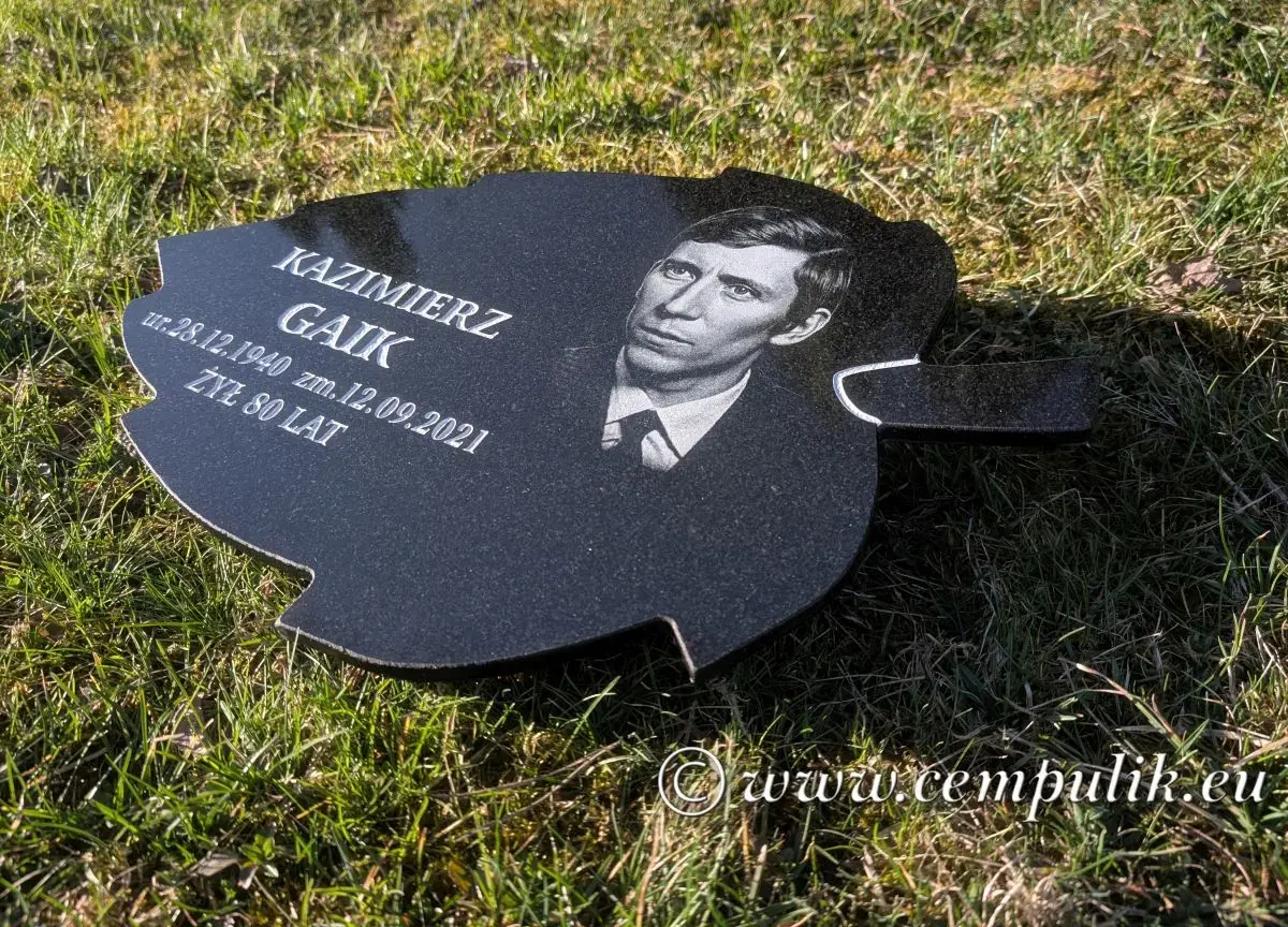 płyta granitowa w kształcie liścia z grawerem