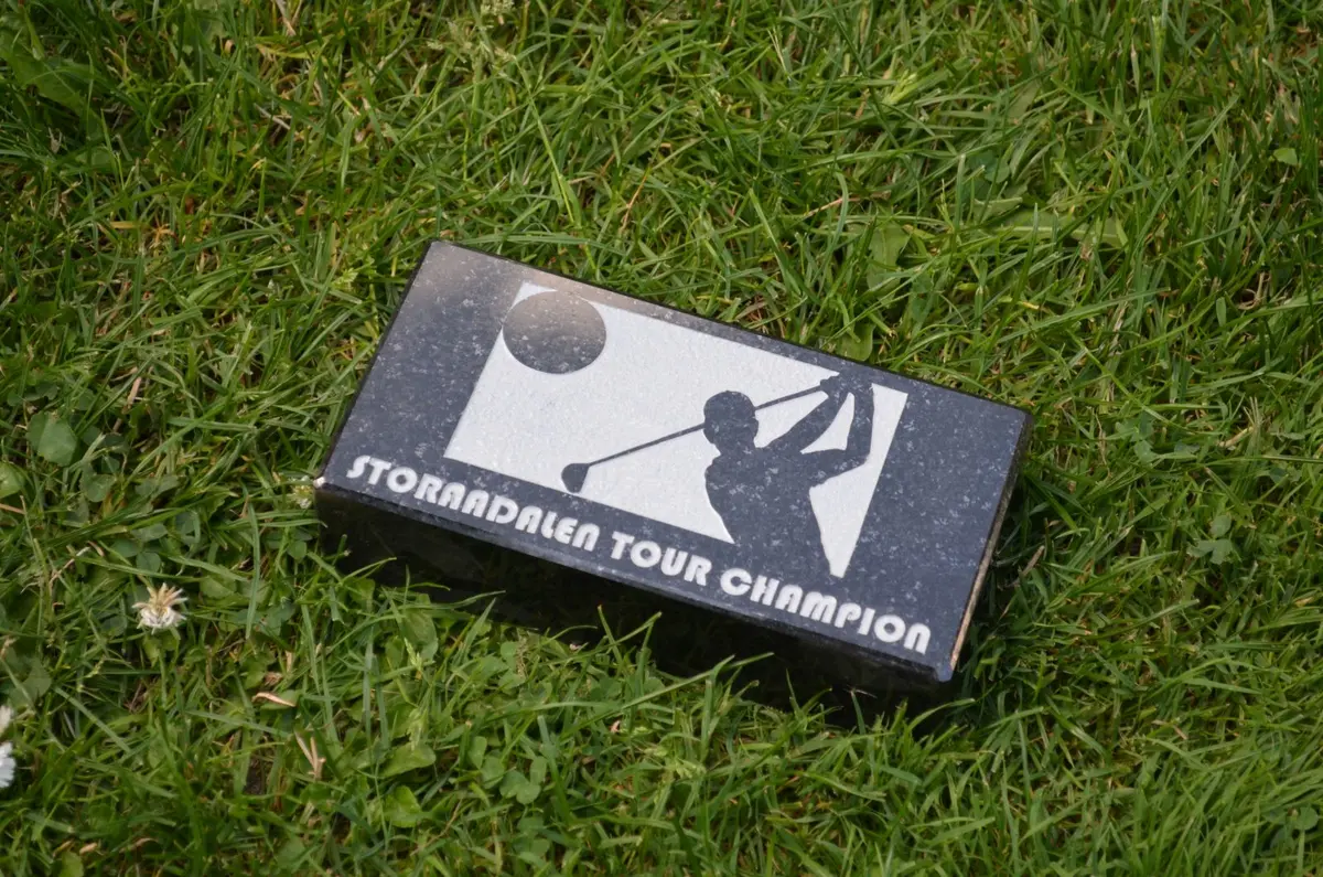 Kostka granitowa 20x10x5 z grafiką i napisem (wypolerowana z 5 stron)