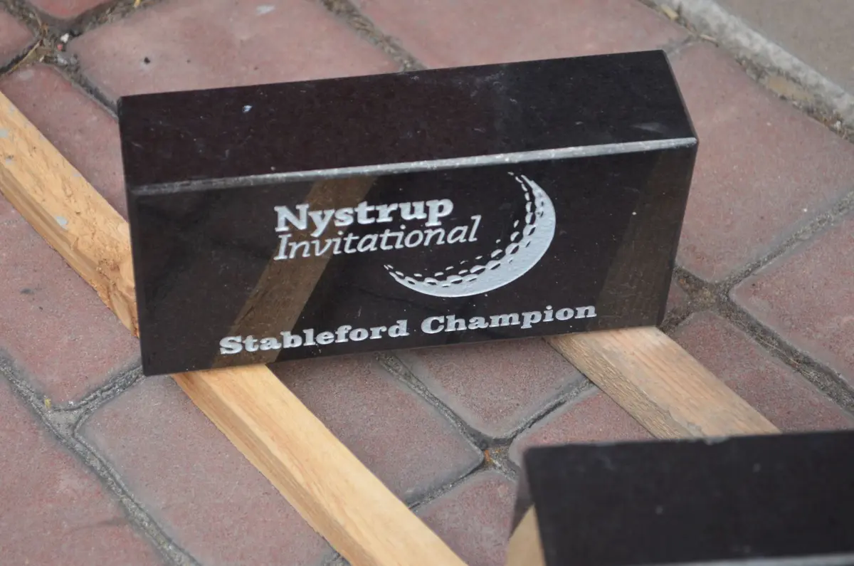 Kostka granitowa 20x10x5 z grafiką i napisem (wypolerowana z każdej strony)