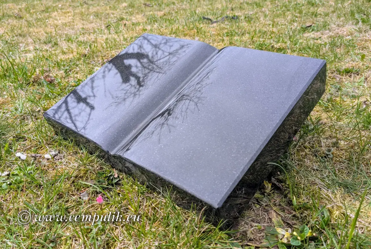 Książka granitowa nagrobna – czarny granit, personalizowany napis