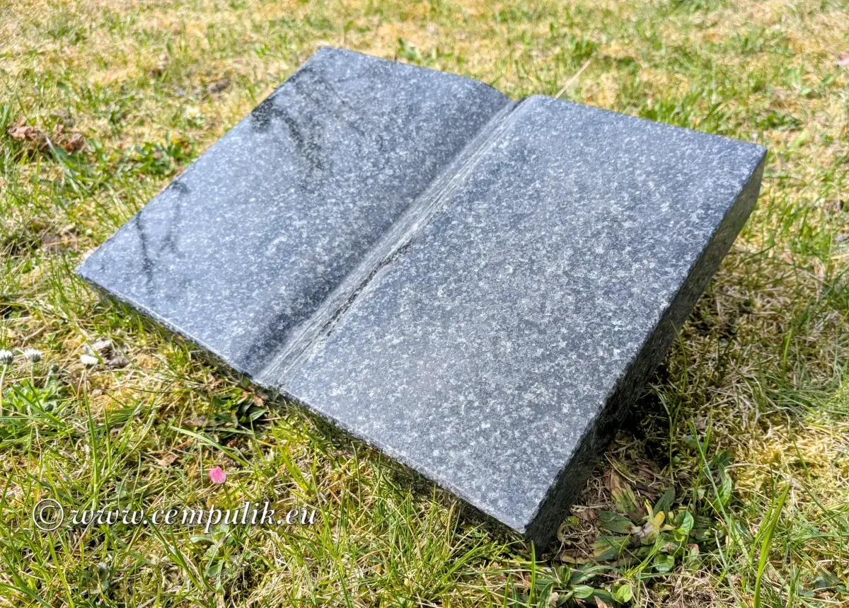 Książka granitowa nagrobna – ciemny granit, personalizowany napis
