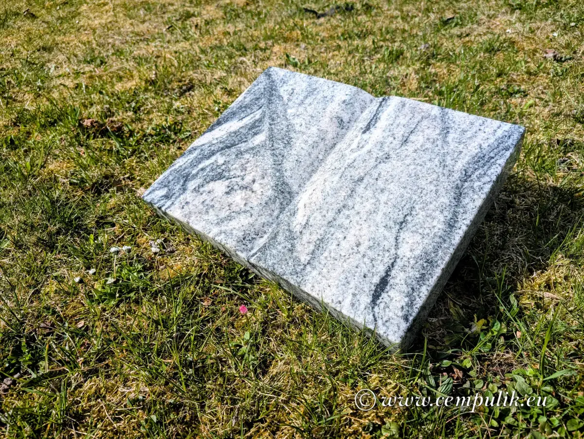 Książka granitowa nagrobna – jasnoszary granit z ciemnymi mazami, personalizowany napis