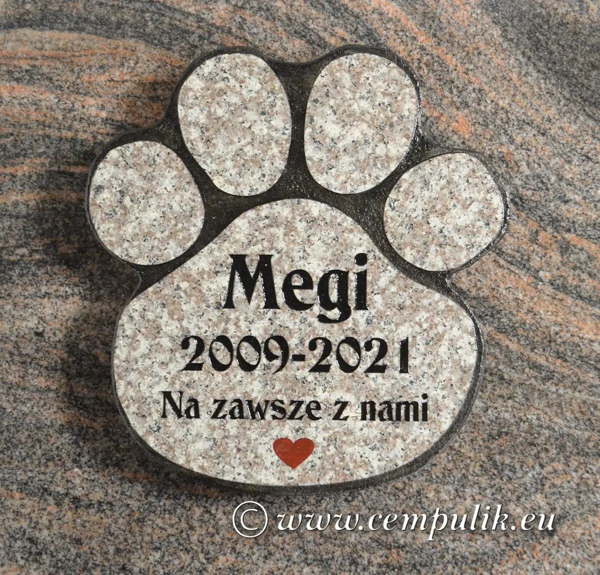 brązowy granit w kształcie łapy z napisem