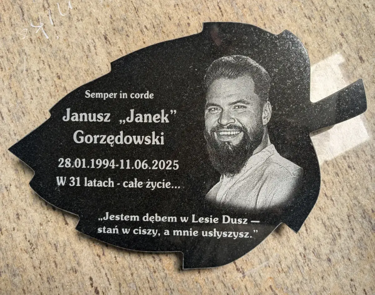 Große Grabplatte in Blattform - ein elegantes Denkmal für Ihr geliebtes