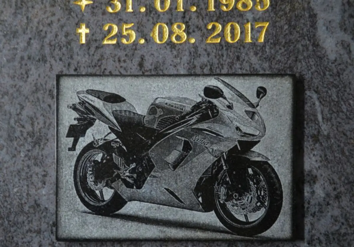 Granit-Gedenktafel mit Porträt und Inschrift 35×25