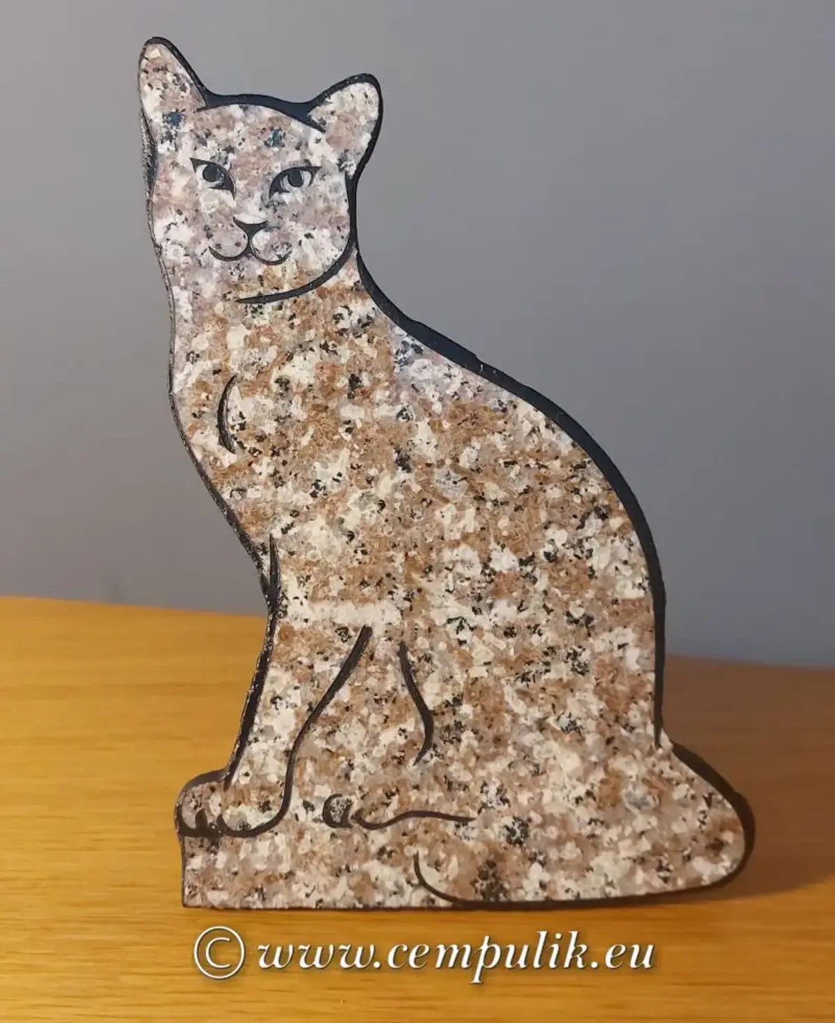 Nagrobek dla kota wzór2 wykonany jest z brązowego granitu z zostawionym miejscem na napis