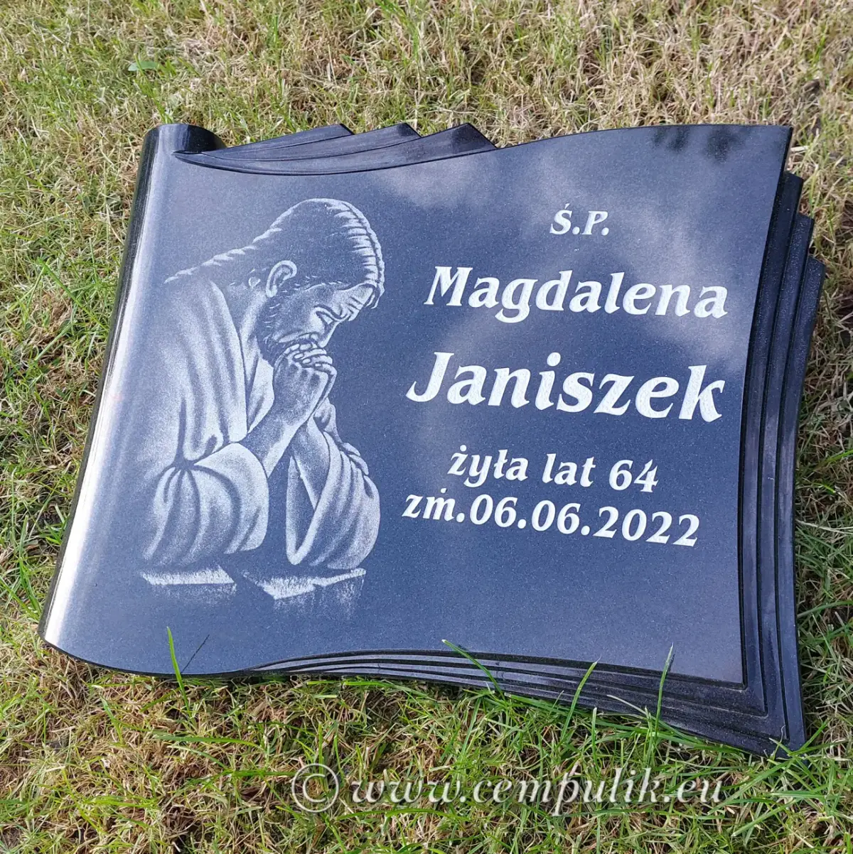 Granitowy papirus z napisem i wizerunkiem - czarny granit