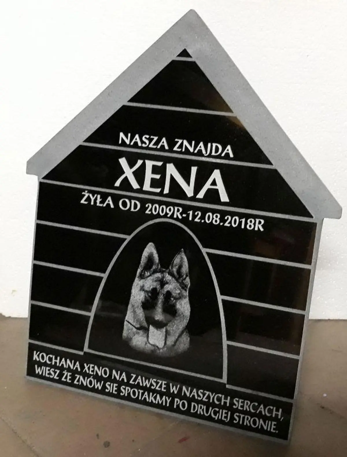 Nagrobek dla psa w kształcie budy dla psa