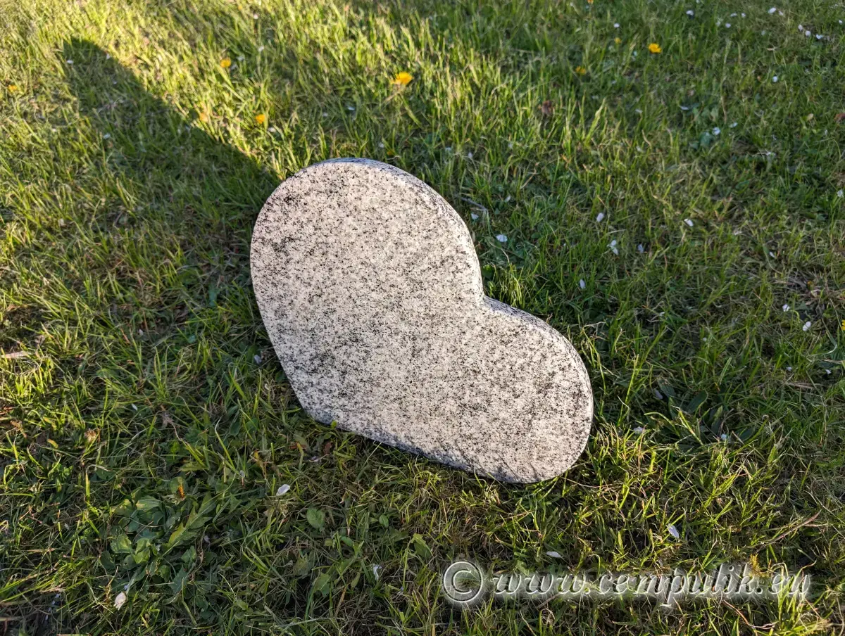 Tilted Gray Granite Heart-Shaped Pet Memorial (color1)