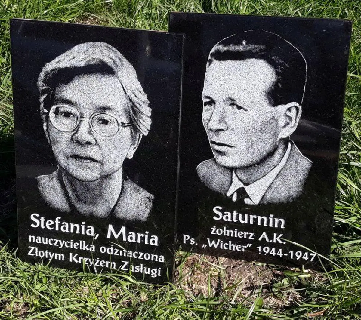 Dodatkowa tabliczka na pomnik (przycięta na wymiar) z napisem