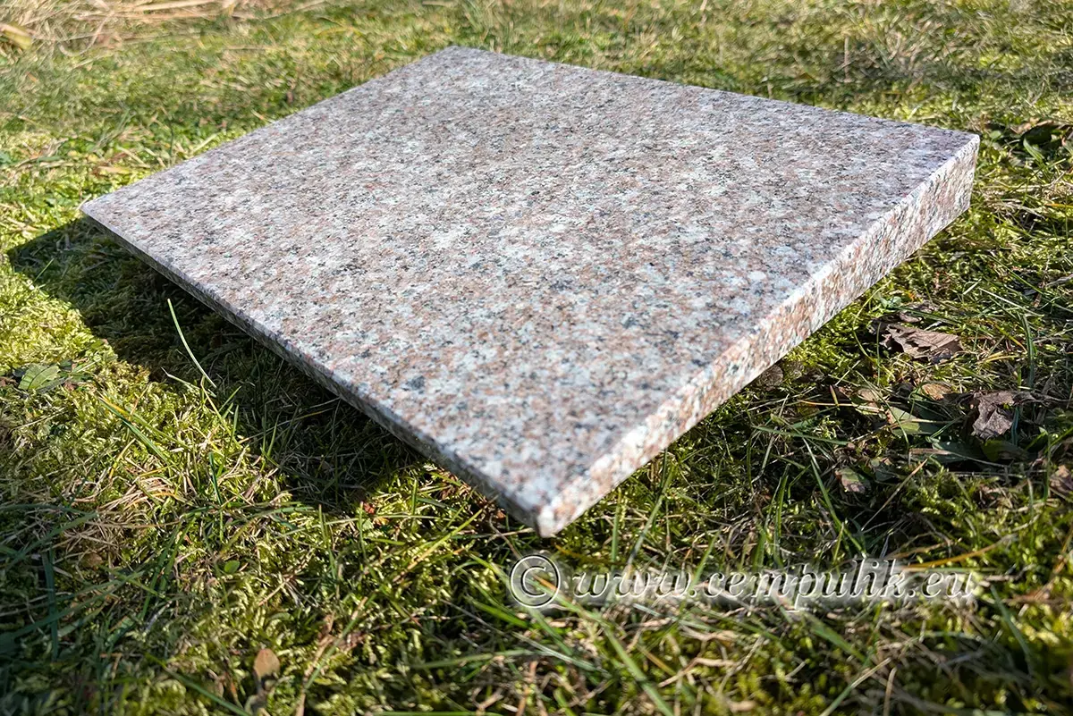 Gravsten Pude Lysbrun Granit 40x30 cm — Klassisk Design &amp; Indgravering