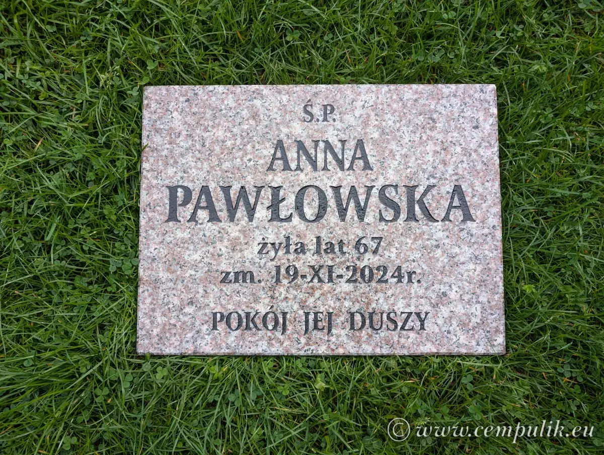 Gravpude i lysebrun granit – med personlig indgravering