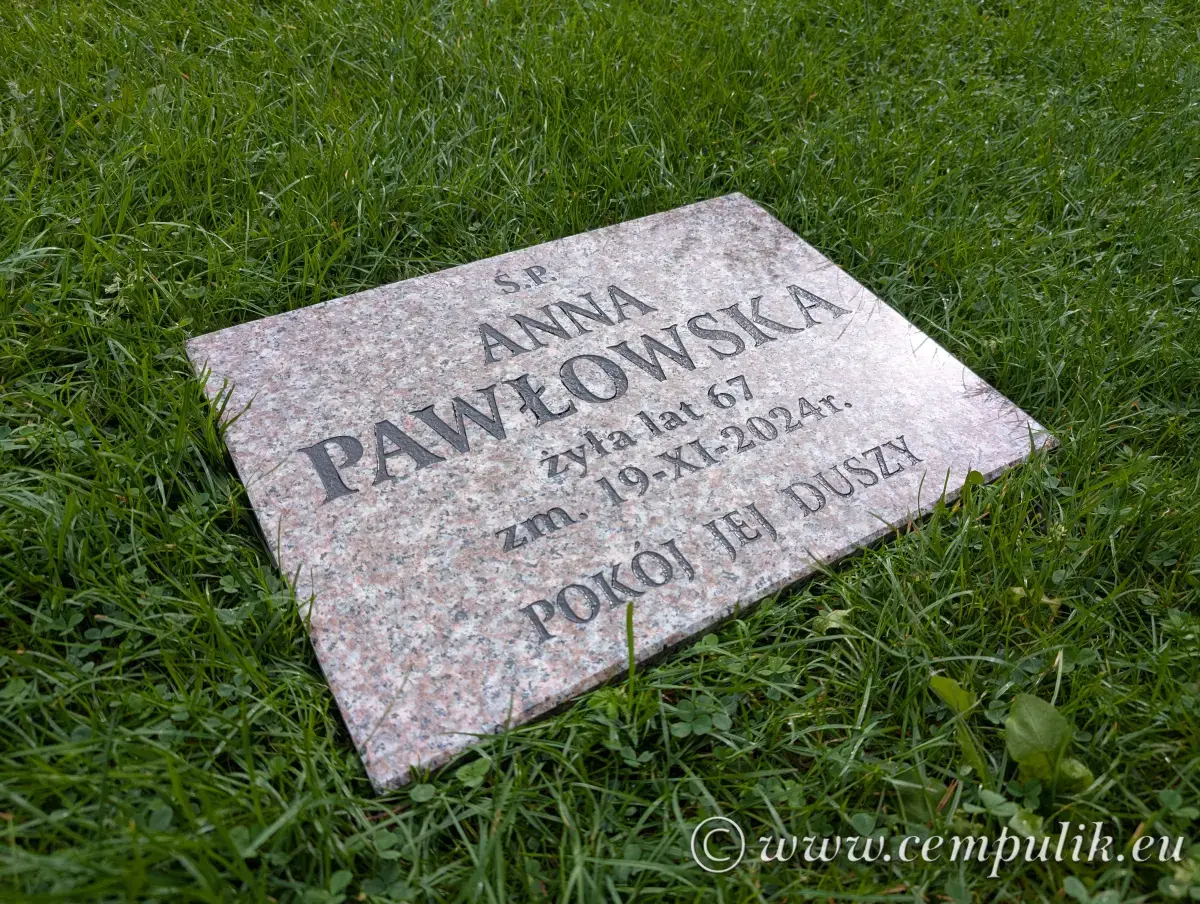 Gravpude i lysebrun granit – med personlig indgravering