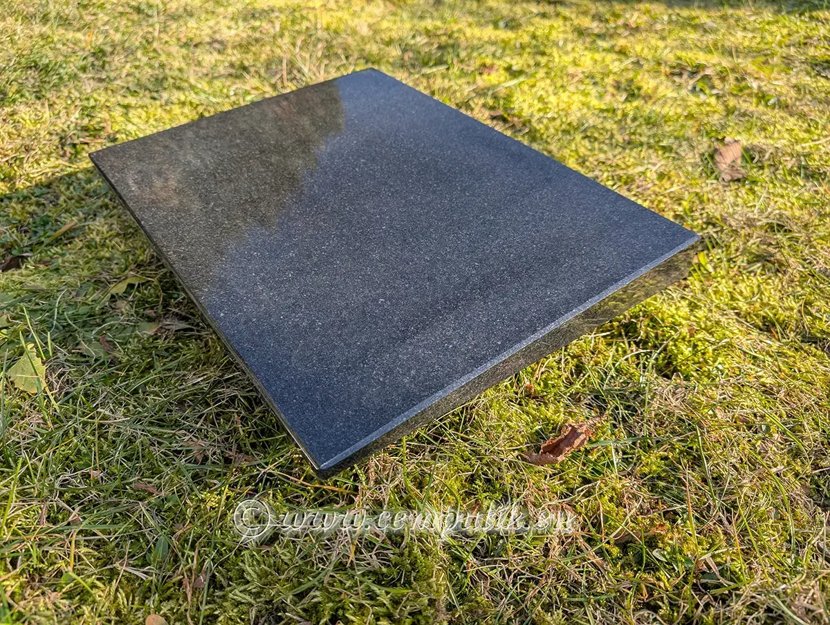 Poduszka granitowa nagrobna – czarny granit, personalizowany napis