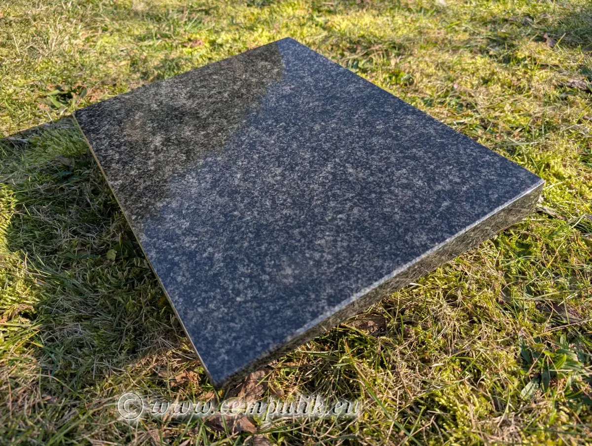 Gravsten Pude Granit Mørk 40x30 cm — Inkl. Personlig Indgravering
