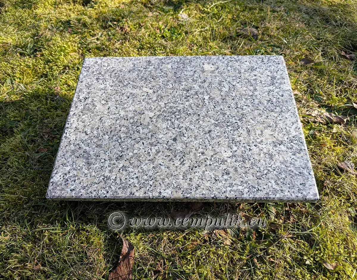 poduszka nagrobna jasnoszara z personalizowanym napisem