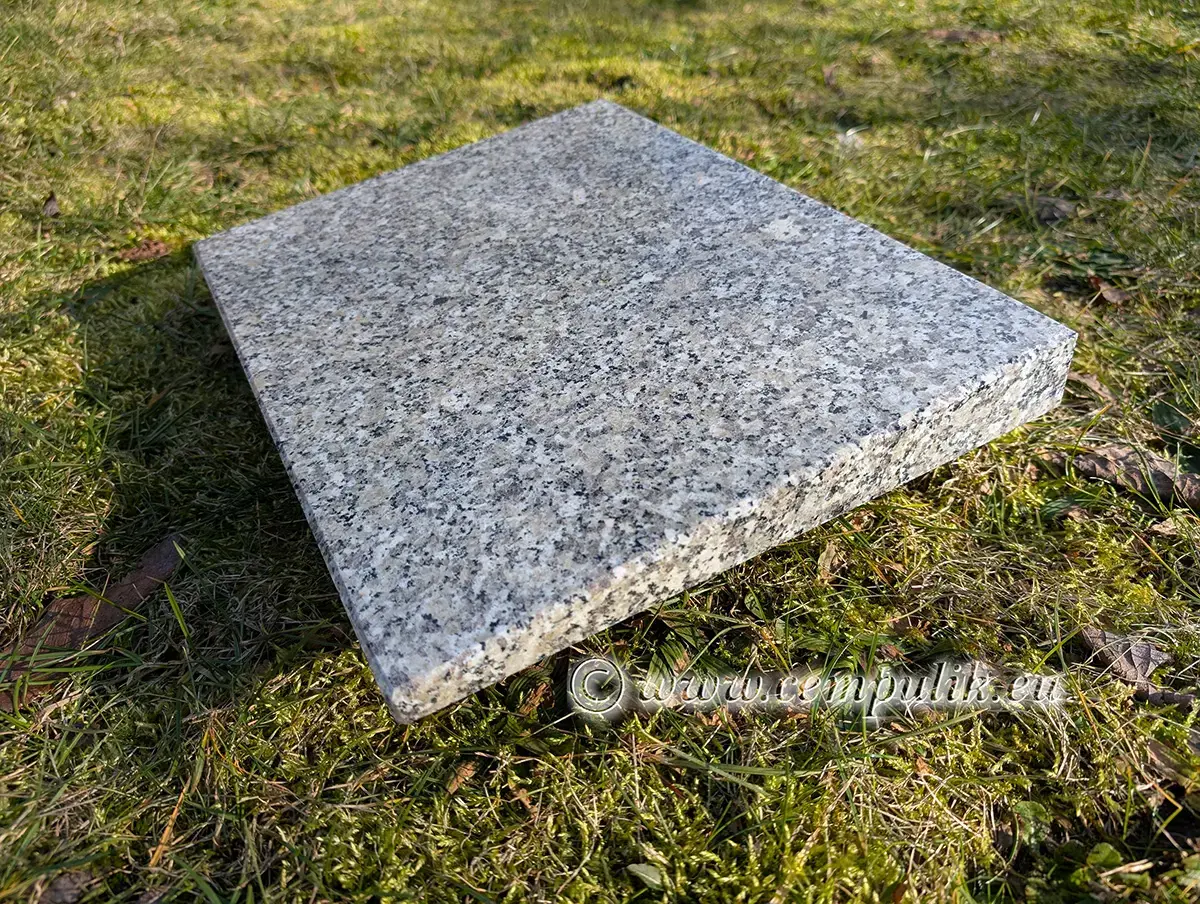 Gravsten Pude Lysegrå Granit 40x30 cm — Klassisk Design &amp; Indgravering