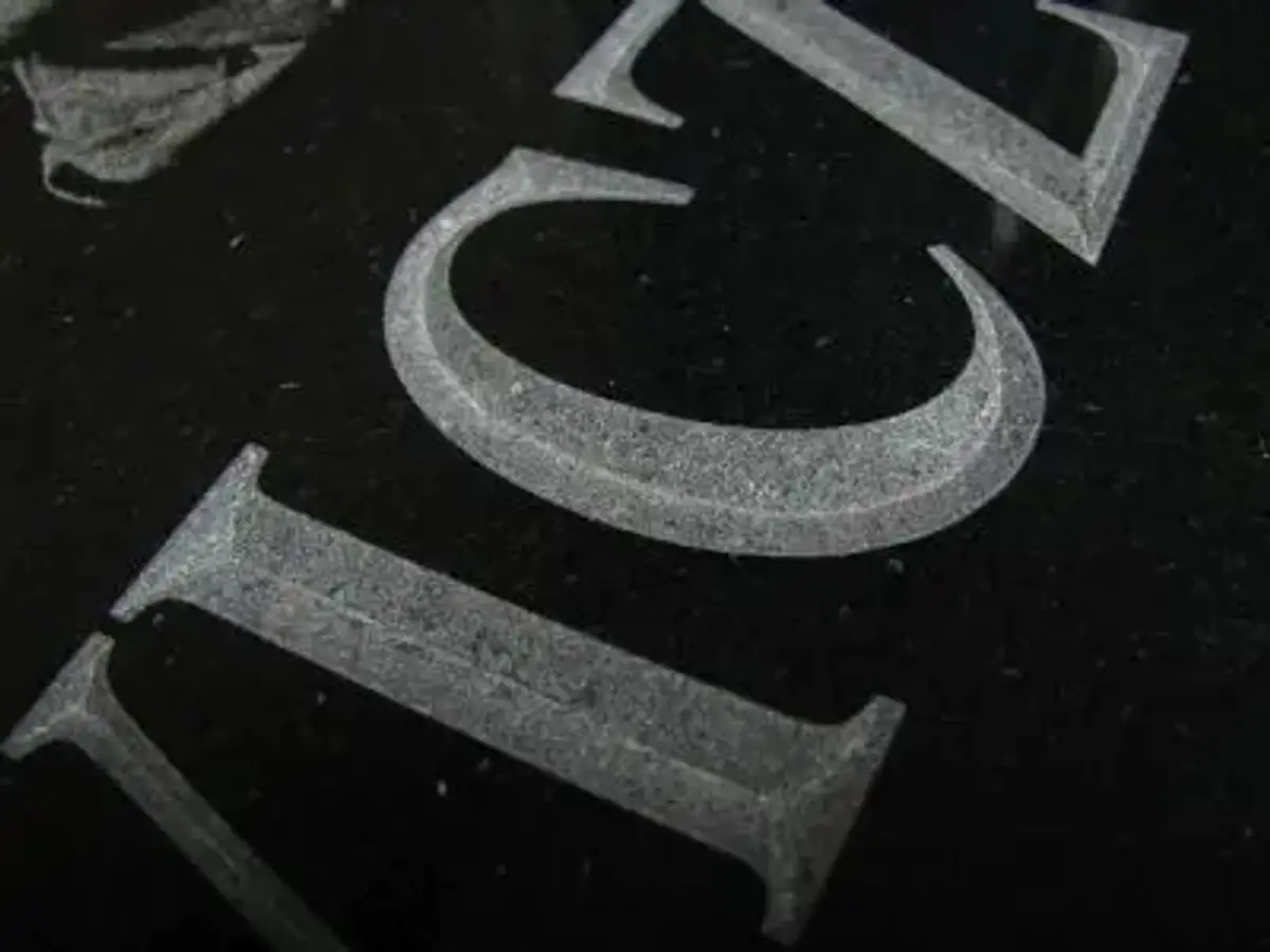 Litera nagrobna kuta w granicie