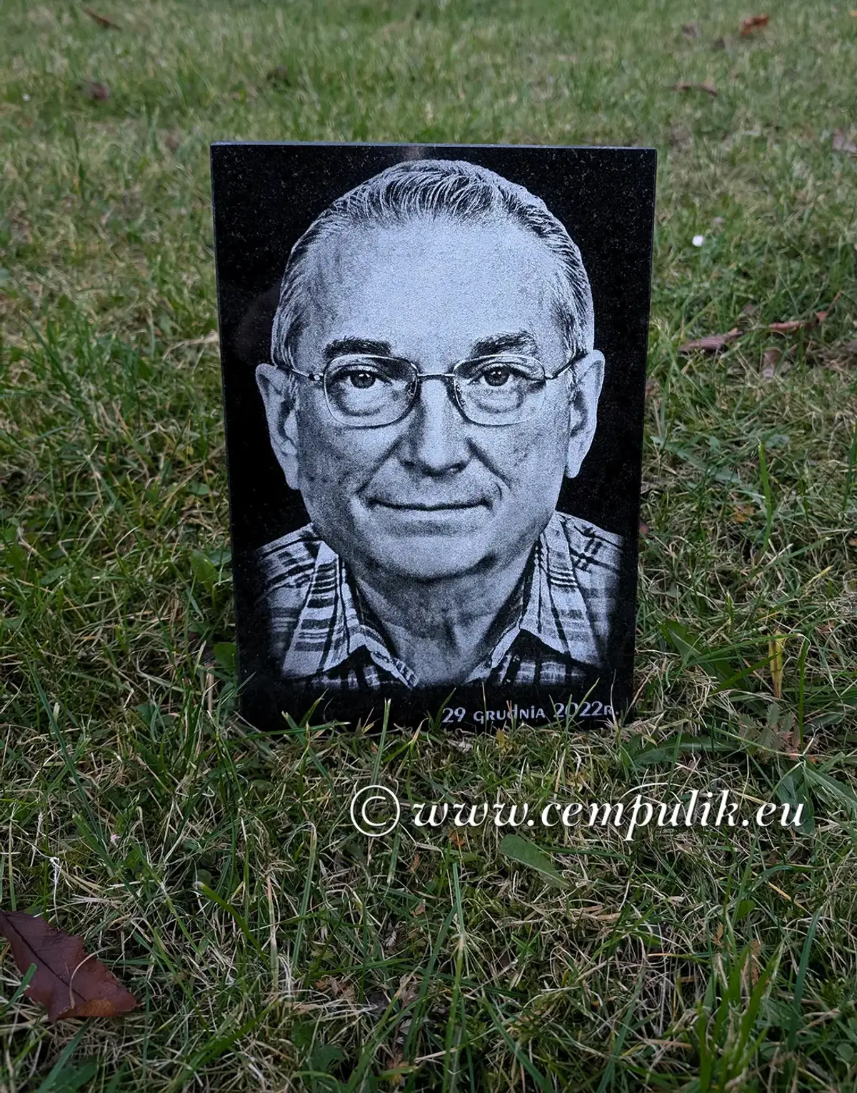 portret grawerowany na płytce granitowej