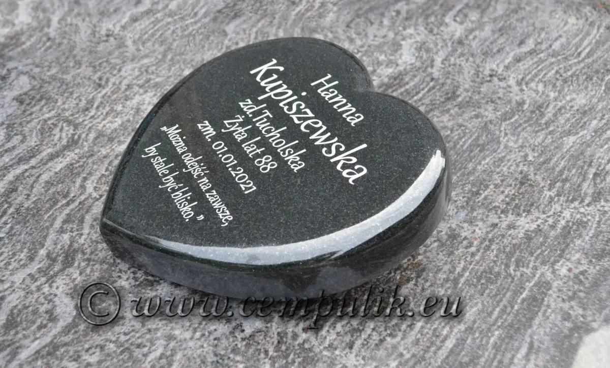 Małe granitowe serce nagrobne – Trwałe upamiętnienie bliskich