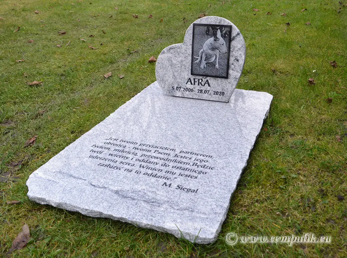 Stort kæledyrsgravsted i granit – hjerteform med sokkel