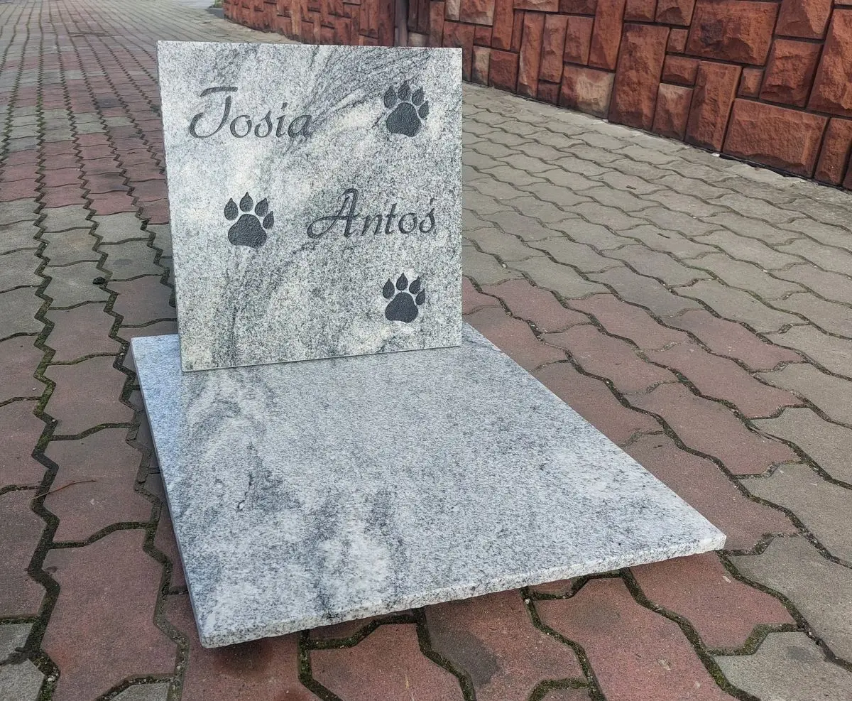 Nagrobek dla psa lub kota z miejscem na znicz, wazonik lub maskotkę (granit1)